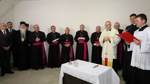 Кардинал Паролин открива новото седалище на на Международната епископска конференция на светиите Кирил и Методий в Нови Сад
