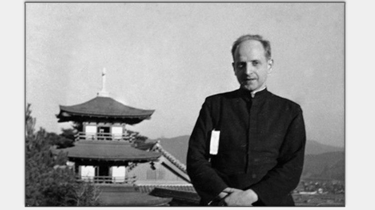 Le père Pedro Arrupe, ici lors de sa période missionnaire au Japon.