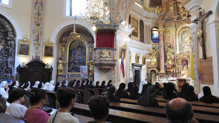 Celebrazione della messa in occasione di 140 anni della congregazione Marijine sestre presieduta da mons Stanislav Zore 8aem.jpg