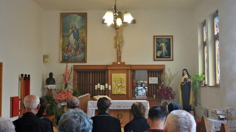 Funerali di suora carmelitana Agnese Marija Saje presieduta da mons Andrej Glavan 1 ok.jpg