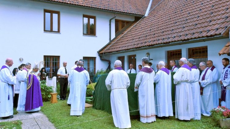 Funerali di suora carmelitana Agnese Marija Saje presieduta da mons Andrej Glavan 7 ok.jpg