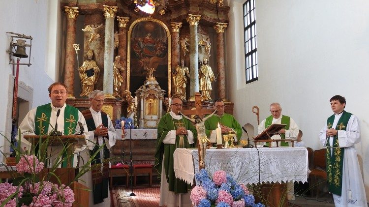 Incontro delle due diocesi Maribor e Graz a Ostri Vrh presedutto da mons Alojzij Cvikl 7aem.jpg