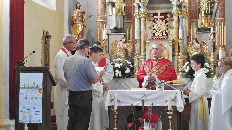 La messa nella parrocchia di san Giacomo a Polica presieduta da mons Stanislav Zore 1b OK.jpg