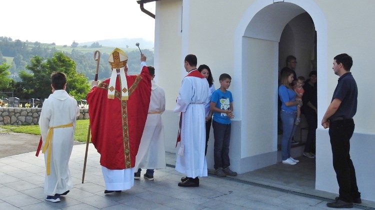 La messa nella parrocchia di san Giacomo a Polica presieduta da mons Stanislav Zore 2 OK.jpg