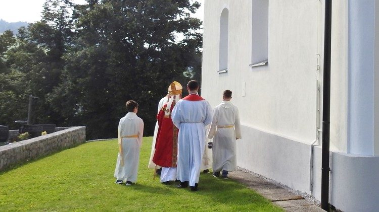 La messa nella parrocchia di san Giacomo a Polica presieduta da mons Stanislav Zore 3 OK.jpg