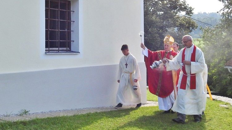 La messa nella parrocchia di san Giacomo a Polica presieduta da mons Stanislav Zore 3a OK.jpg
