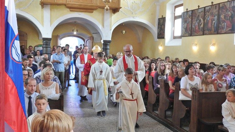 La messa nella parrocchia di san Giacomo a Polica presieduta da mons Stanislav Zore 4 OK.jpg