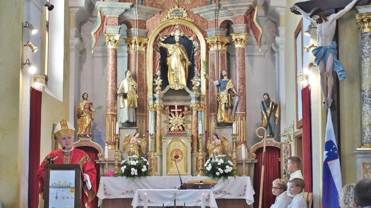 La messa nella parrocchia di san Giacomo a Polica presieduta da mons Stanislav Zore 5 OK.jpg