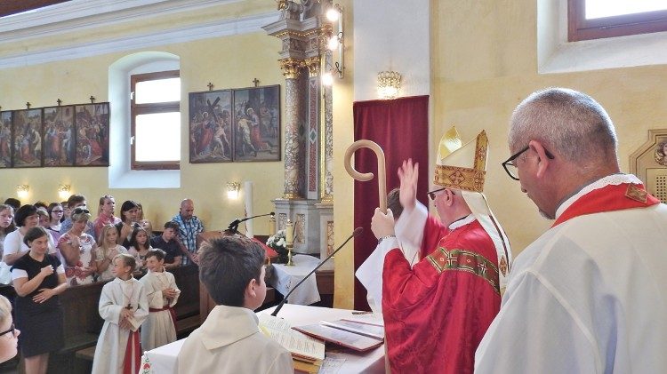 La messa nella parrocchia di san Giacomo a Polica presieduta da mons Stanislav Zore 91 OK.jpg