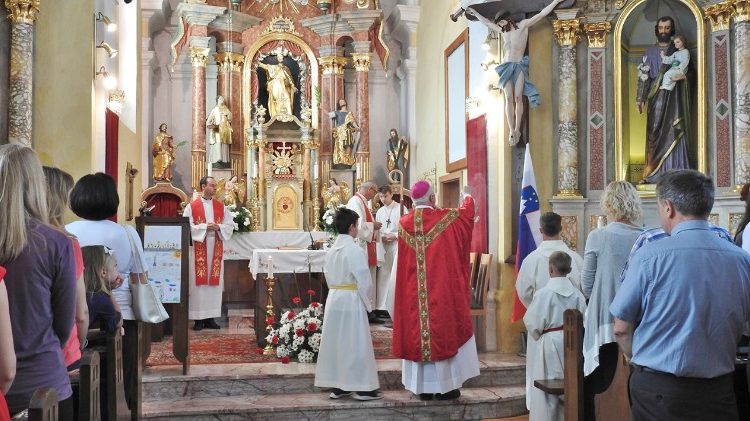 La messa nella parrocchia di san Giacomo a Polica presieduta da mons Stanislav Zore ok.jpg