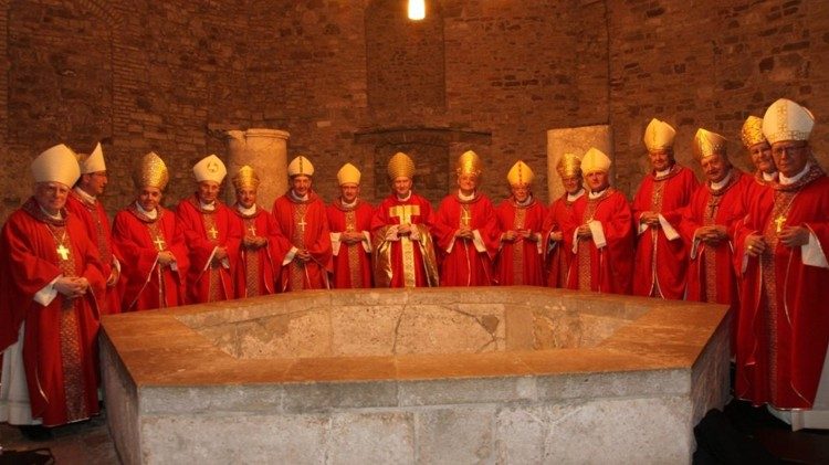 Škofje Triveneta, Slovenije in Avstrije na praznik sv. Mohorja in Fortunata okoli kardinala Parolina v oglejski baziliki.