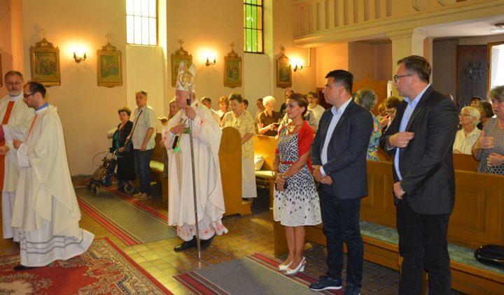 Beogradski nadbiskup Hočevar zajedno s vjernicima na hodočašću u crkvi svete Ane u Šapcu