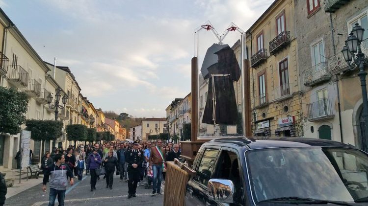Die Kutte von Pater Pio in den Straßen von Assisi