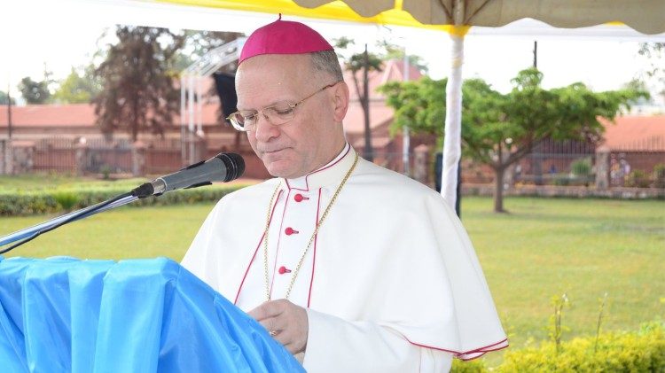 Mgr Vincenzo Zani, Secrétaire de la Congrégation pour l'Éducation catholique, ici lors d'un déplacement au Rwanda en 2018.