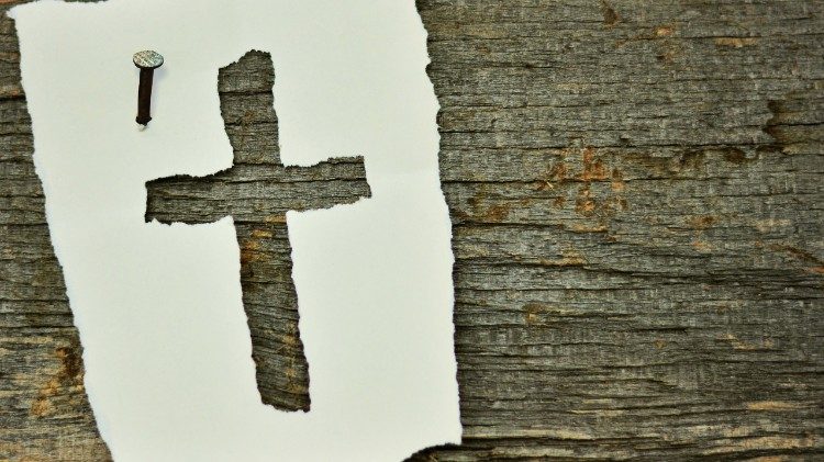 Kreuz auf Holz