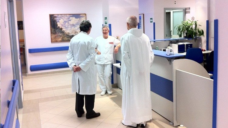 Immagine di personale sanitario in una corsia di un ospedale italiano 