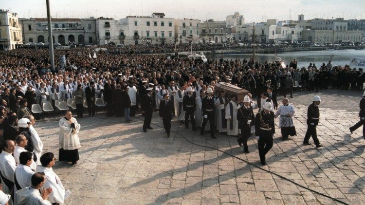 Funérailles de don Tonino Bello à Molfetta, en avril 1993
