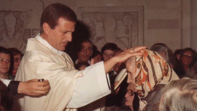 Don Tonino Bello con i fedeli della sua diocesi