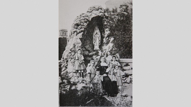 Službenica Božja Majka Marija Krucifiksa (Maria Crocifissa) Kozulic ispred spilje Gospe Lurdske