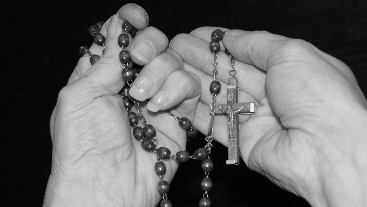 Fiel com o Terço na mão, uma pia oração da tradição cristã católica, expressão da espiritualidade popular 