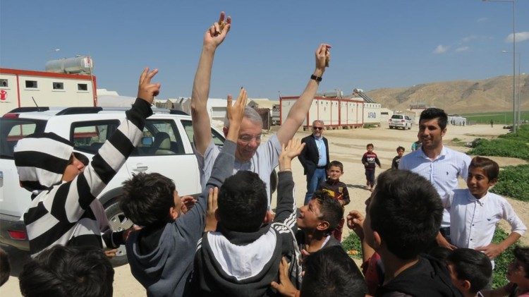 Solidarität: Erzbischof Schick von Kindern umringt im Flüchtlingslager Shariya, in dem derzeit noch rund 27.000 Jesiden leben (c) dbk.de