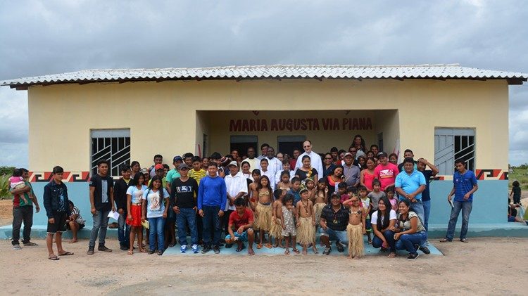 Sacerdoti in una comunità indigena in Brasile