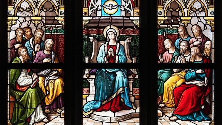 Vitral:  Virgem Maria com os Apóstolos