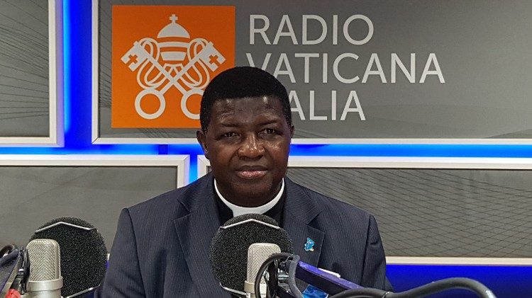 Archivbild: Erzbischof Djitangar Goetbé Edmond zu Besuch bei Radio Vatikan
