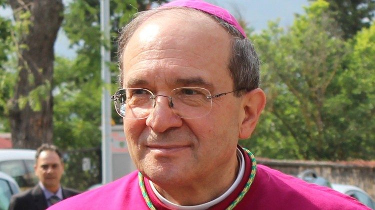 Архиепископ Аквилы кардинал Джузеппе Петрокки