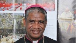 S.E. Mons. Desiré Tsarahazana – Arcivescovo di Toamasina..jpg