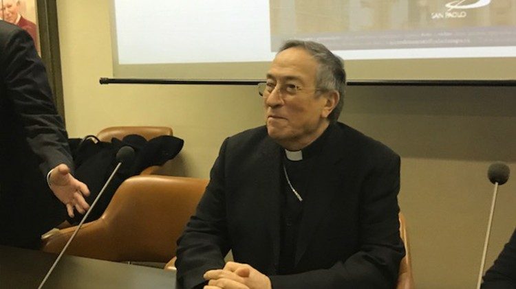 Kardinal Maradiaga bei einer Pressekonferenz am römischen Sitz von Vatican News