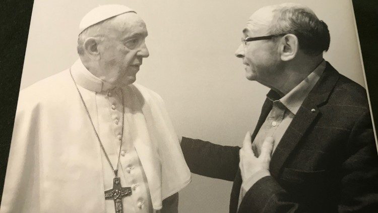 Le Pape François et le sociologue Dominique Wolton, le 24 avril 2018. 