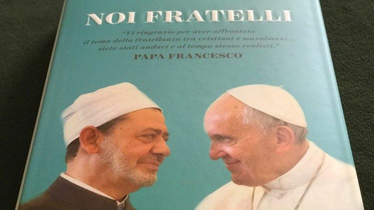 Capa do livro traz Papa Francisco e o Imã Ahhmed al-Tayyeb