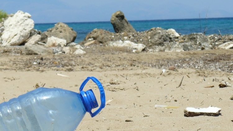 船員の日：教皇「海にプラスチックを捨てないで」
