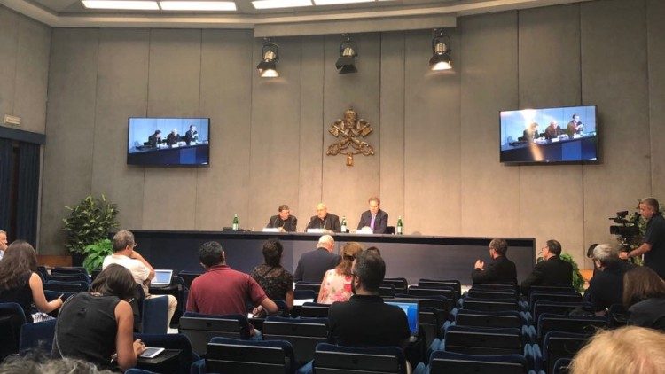 Die Pressekonferenz zur Vorstellung der Papstreise nach Bari