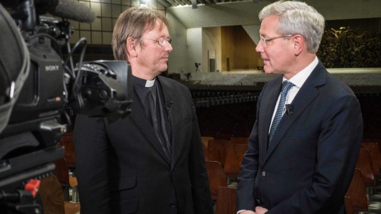 Norbert Röttgen, Bundestagsabgeordneter, im Gespräch mit Karl Jüsten, Vertreter der Bischöfe in Berlin. Der Anlass ist der Comece-Dialogprozess im Vatikan.
