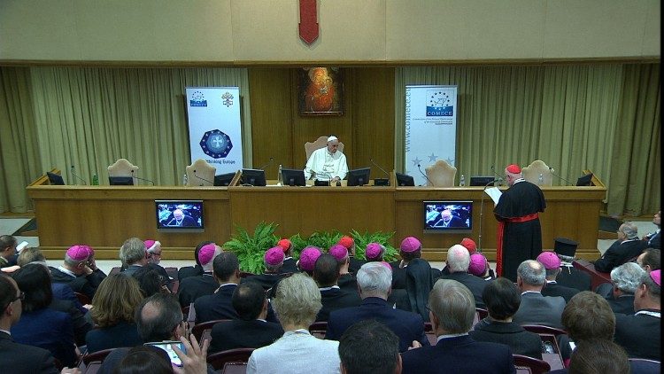 Papst Franziskus spricht vor den Teilnehmern am Comece-Dialogtreffen