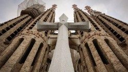 La “Croce gloriosa” è stata installata nel portico superiore della facciata della Passione della basilica della Sagrada Familìa a Barcellona..jpg