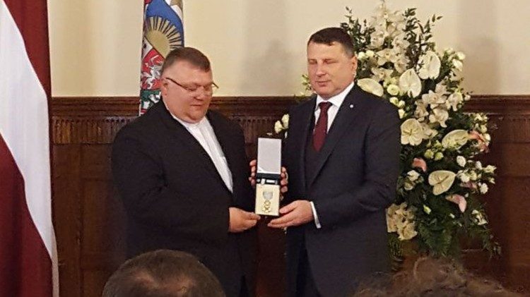 Raimonds Vejonis, il Presidente della Repubblica di Lettonia, concede l'Ordine delle Tre Stelle (in lettone: Triju Zvaigžņu ordenis), il più alto riconoscimento dello Stato, a Rinalds Stankevics, sacerdote della congregazione dei Padri Mariani.
