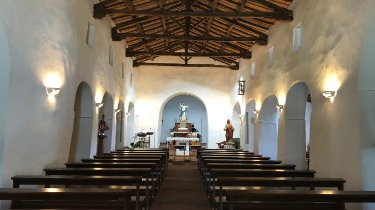 L'interno della chiesa di Santa Maria Navarrese