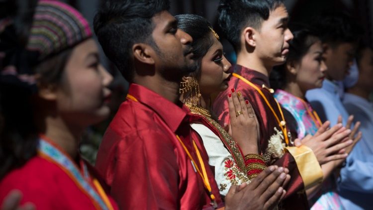 Katoličani iz Azije med molitvijo