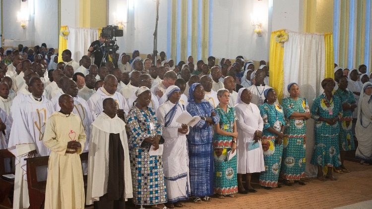 AlentandoAfricae Munus anima a las  comunidades eclesiales a convertirse en intérpretes del mensaje evangélico