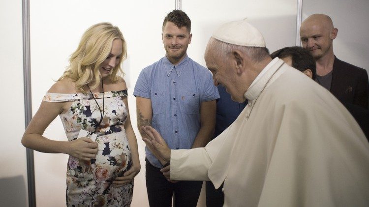 Le Pape bénissant une femme enceinte lors de la Rencontre mondiale des familles à Philadelphie, en septembre 2015.