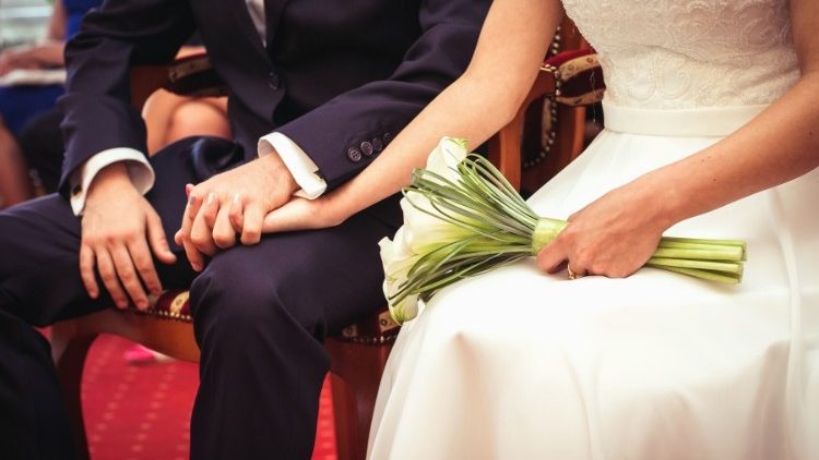 Due sposi durante il matrimonio