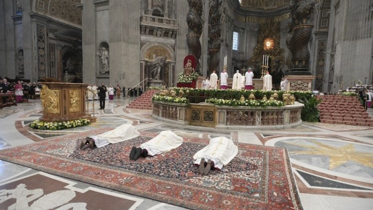 Trois nouveaux évêques, nommés nonces en février, ont été ordonnés par le Pape François en la basilique Saint-Pierre, le 19 mars 2018.