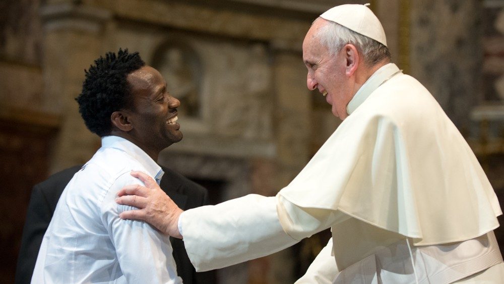 Papa takon një refugjat, gjatë vizitës në Centro Astalli të Romës, më 2013
