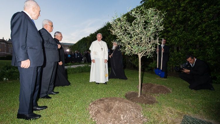 Franziskus mit Politikern aus dem Heiligen Land beim Friedensgebet in Rom 2014