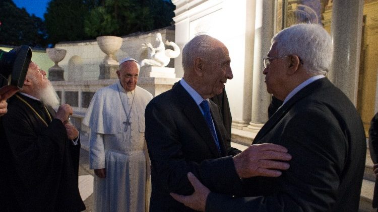 „Malda už Šventosios Žemės taiką“ 2014 birželio 8 d. Vatikane: patriarchas Baltramiejus I, popiežius Pranciškus, Izraelio prezidentas Shimon Peres ir Palestinos prezidentas Mahmoudas Abbasas