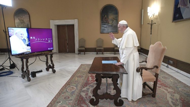 Zumindest per Live-Schalte war der Papst am Montag in Japan