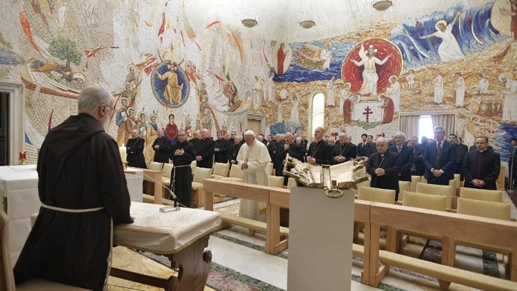 교황과 교황청 관료들을 대상으로 피정 강의를 하고 있는 칸탈라메사 신부